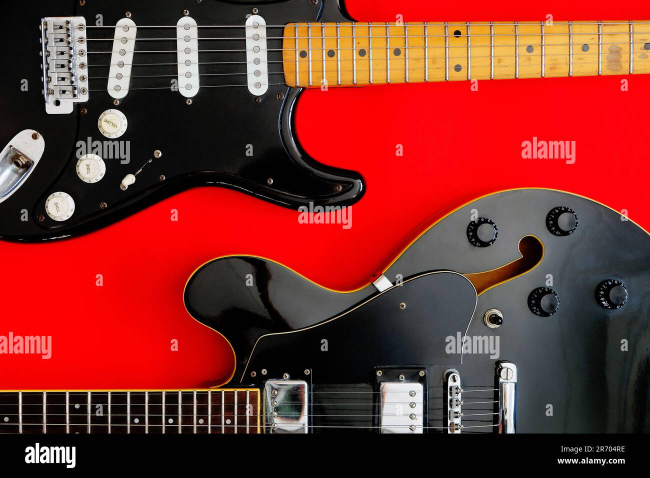 Guitare électrique sur fond rouge. Banque D'Images