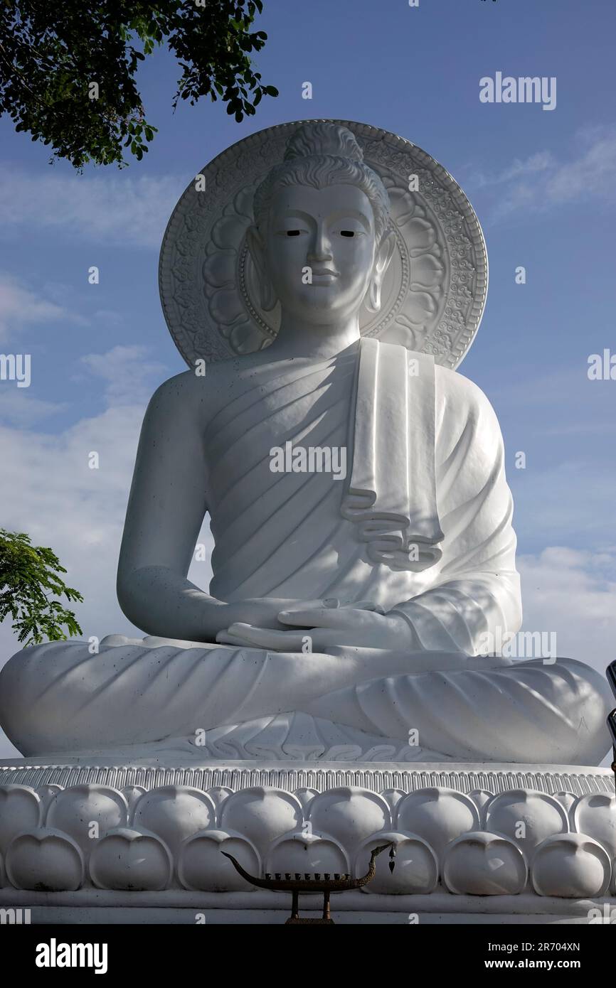 Une photo verticale d'une grande statue de Bouddha Zen blanc contre un ciel bleu Banque D'Images