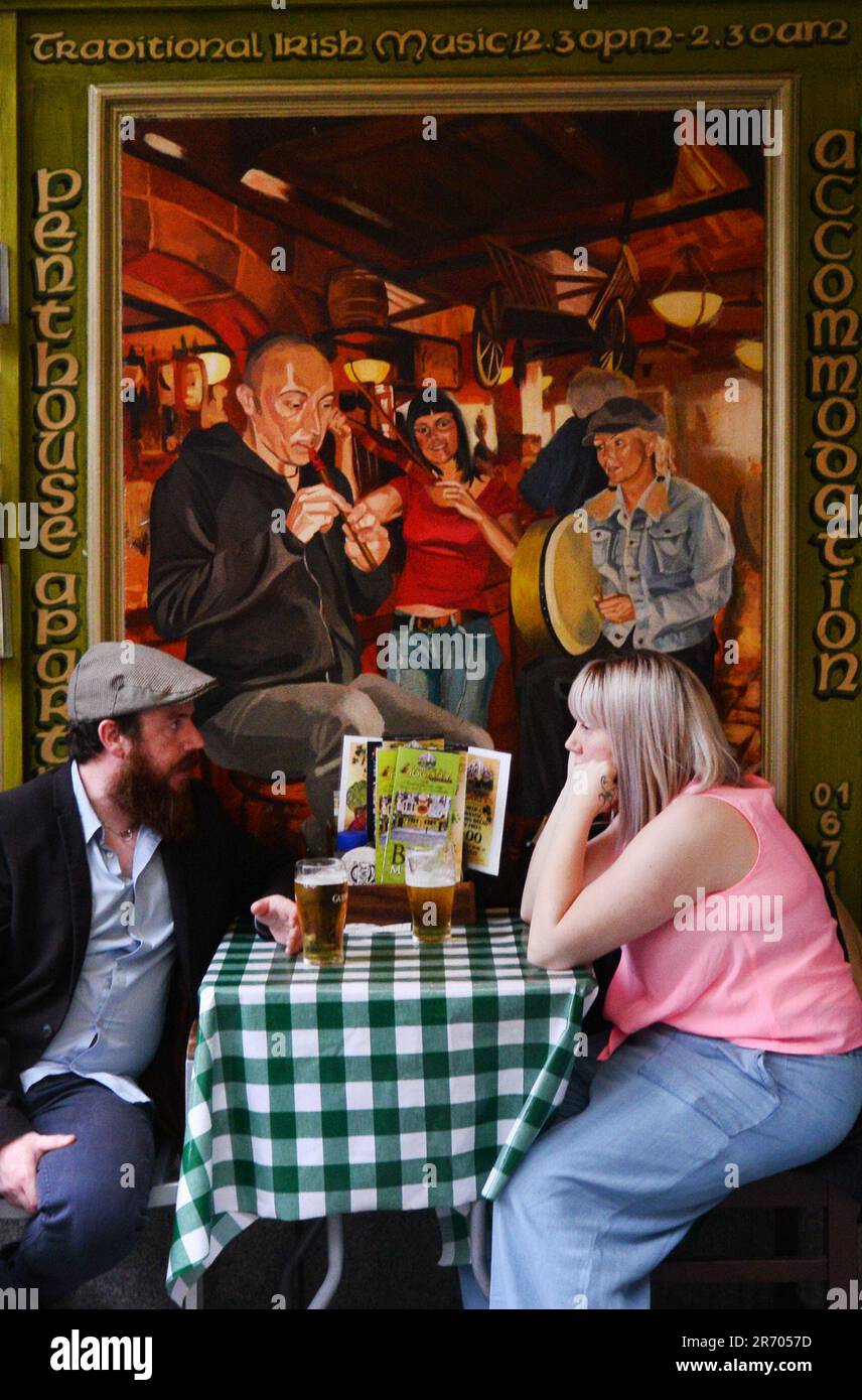 Un couple appréciant leurs bières à l'Oliver St. John Gogarty Bar & Restaurant à Temple Bar, Dublin, Irlande. Banque D'Images