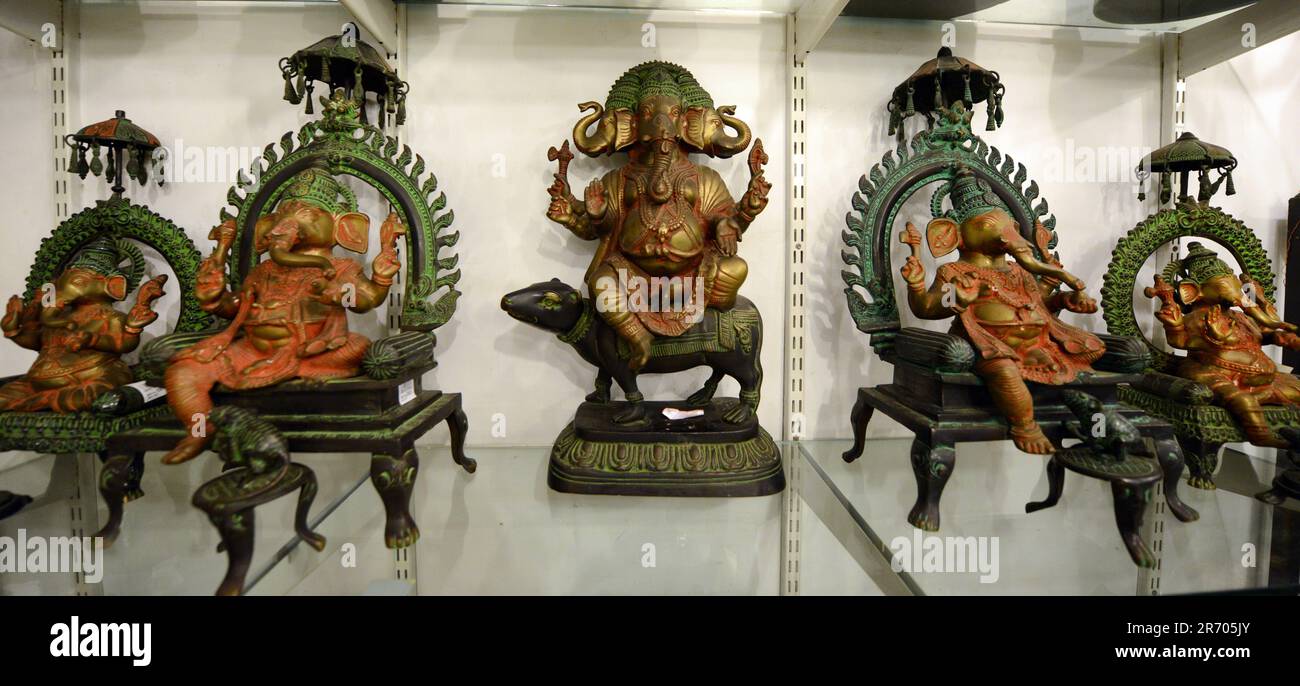 Un idole en laiton traditionnel de Lord Ganesh exposé dans une boutique d'artisanat à Madurai, en Inde. Banque D'Images