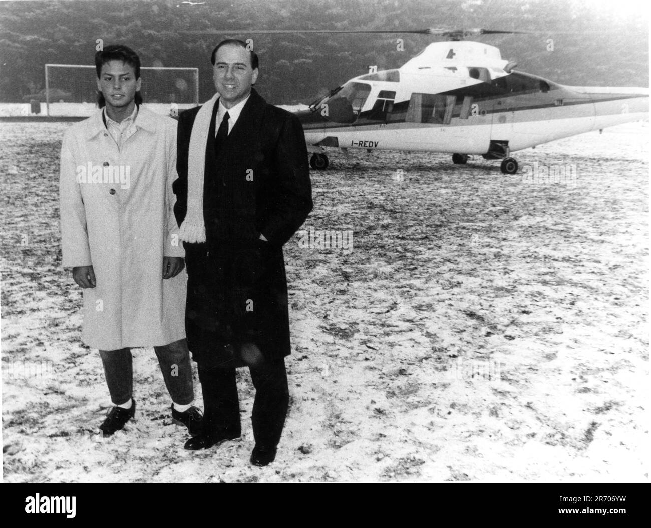 Photo répertoire, Italie. 30th juin 2023. **FRAIS SPÉCIAUX** **FRAIS SPÉCIAUX** DE GAUCHE BERLUSCONI PIERSILVIO ET LE PÈRE SILVIO BERLUSCONI, DERRIÈRE L'HÉLICOPTÈRE (MILAN - 1988-01-09, Ravezzani/GIACOMINOFOTO) ps la photo peut être utilisée dans le contexte dans lequel elle est ' a été prise, Et sans intention diffamatoire de la décence des personnes représentées usage éditorial seulement crédit: Agence de photo indépendante/Alamy Live News Banque D'Images