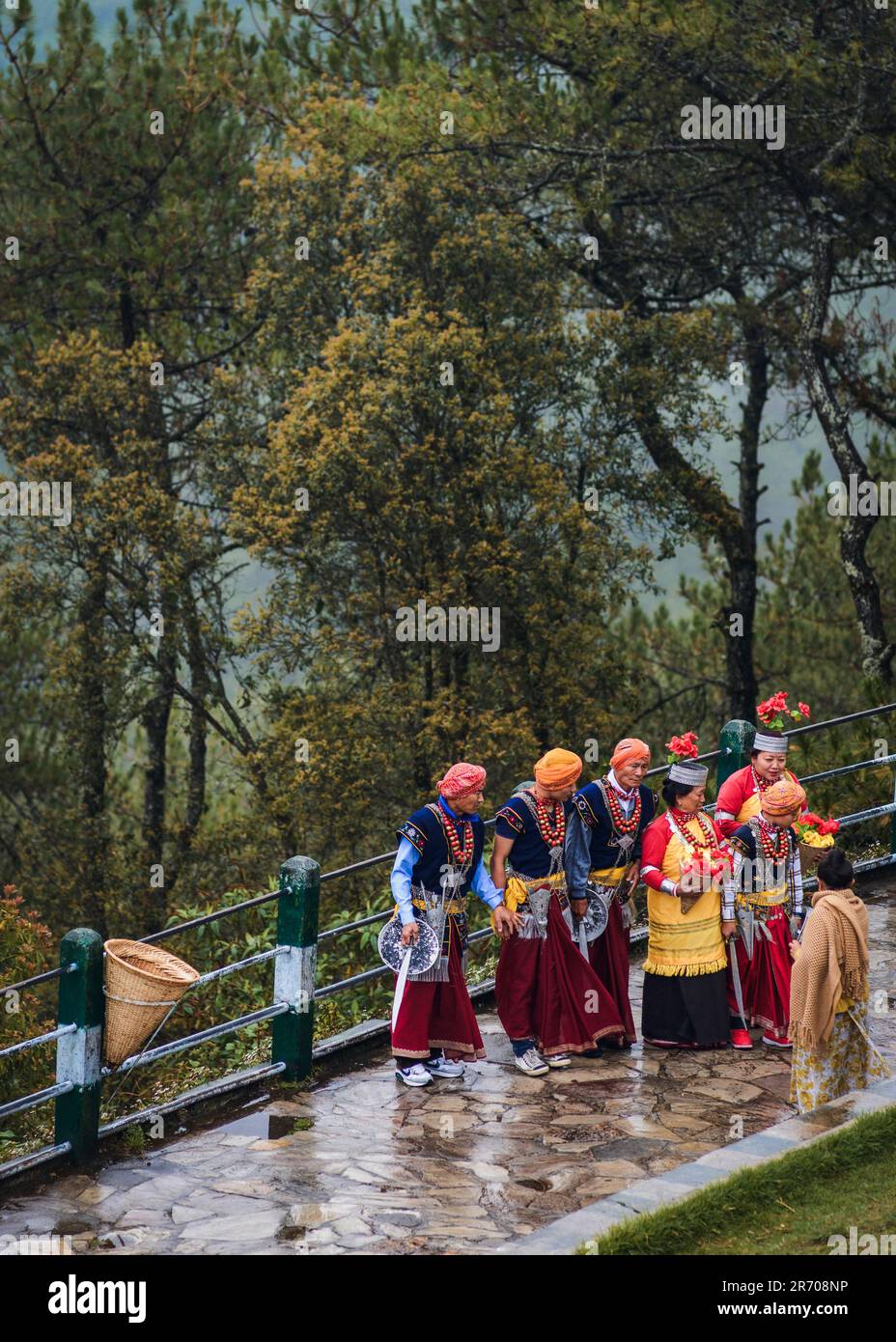 Un groupe de personnes à Shillong portant des vêtements traditionnels. Meghalaya, Inde. Banque D'Images