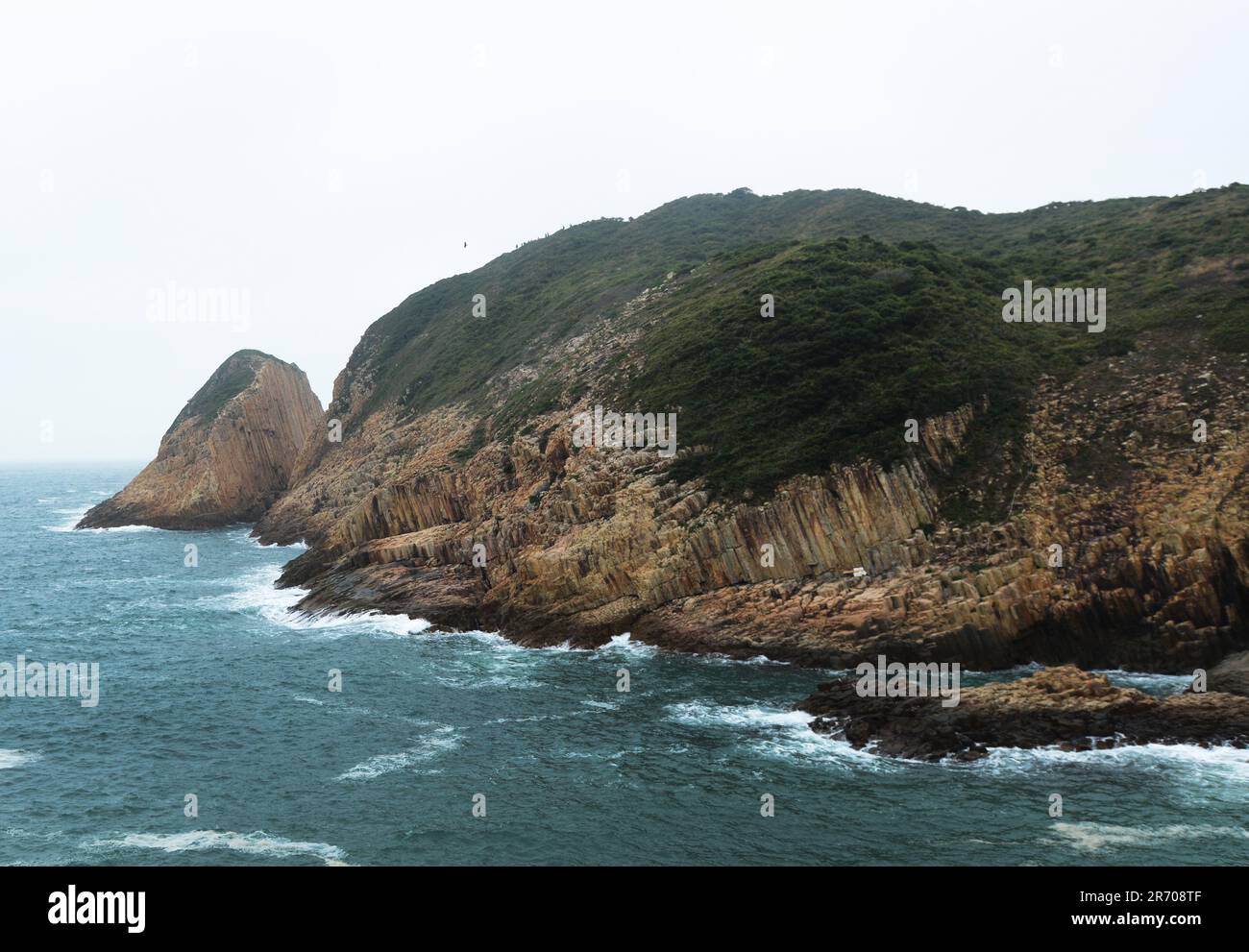 Paysages côtiers sauvages dans le parc régional de Sai Kung East à Hong Kong. Banque D'Images
