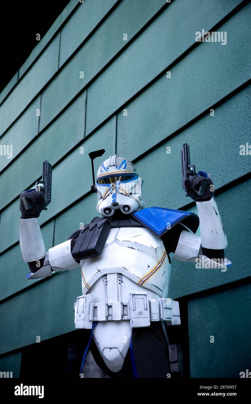 HARROGATE, ROYAUME-UNI - 3 JUIN 2023. Un cojoueur masculin habillé comme le capitaine Rex de la franchise de film Star Wars Clone Wars à un COIC con britannique Banque D'Images