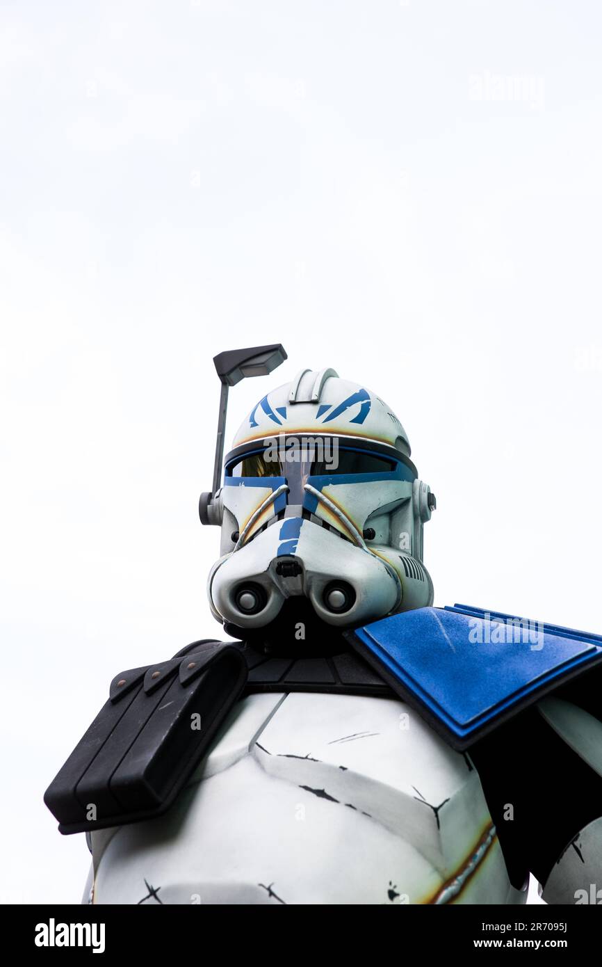 HARROGATE, ROYAUME-UNI - 3 JUIN 2023. Un cojoueur masculin habillé comme le capitaine Rex de la franchise de film Star Wars Clone Wars à un COIC con britannique Banque D'Images