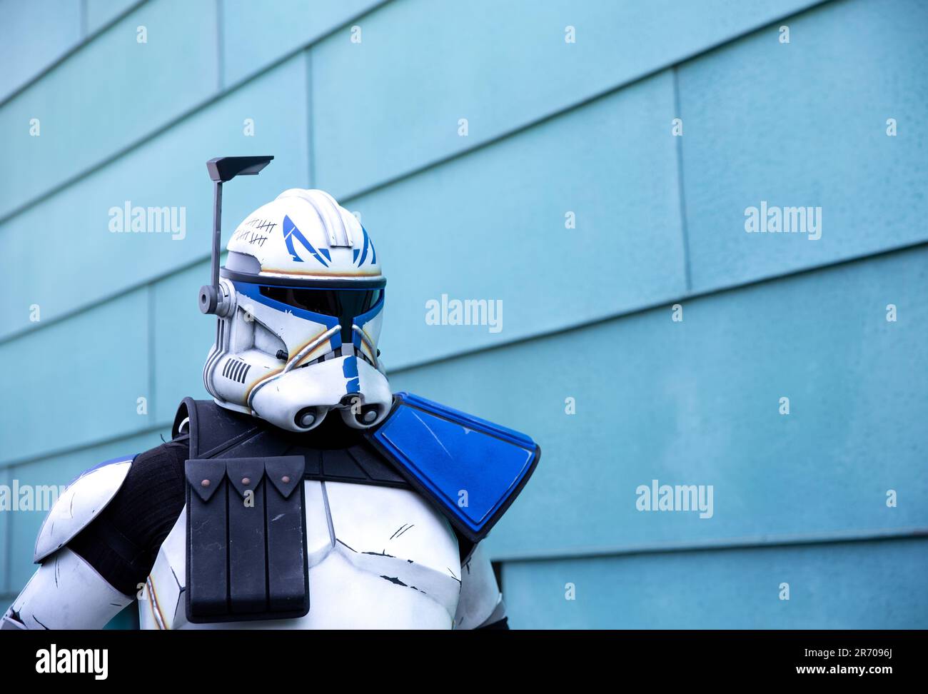 HARROGATE, ROYAUME-UNI - 3 JUIN 2023. Un cojoueur masculin habillé comme le capitaine Rex de la franchise de film Star Wars Clone Wars à un COIC con britannique Banque D'Images