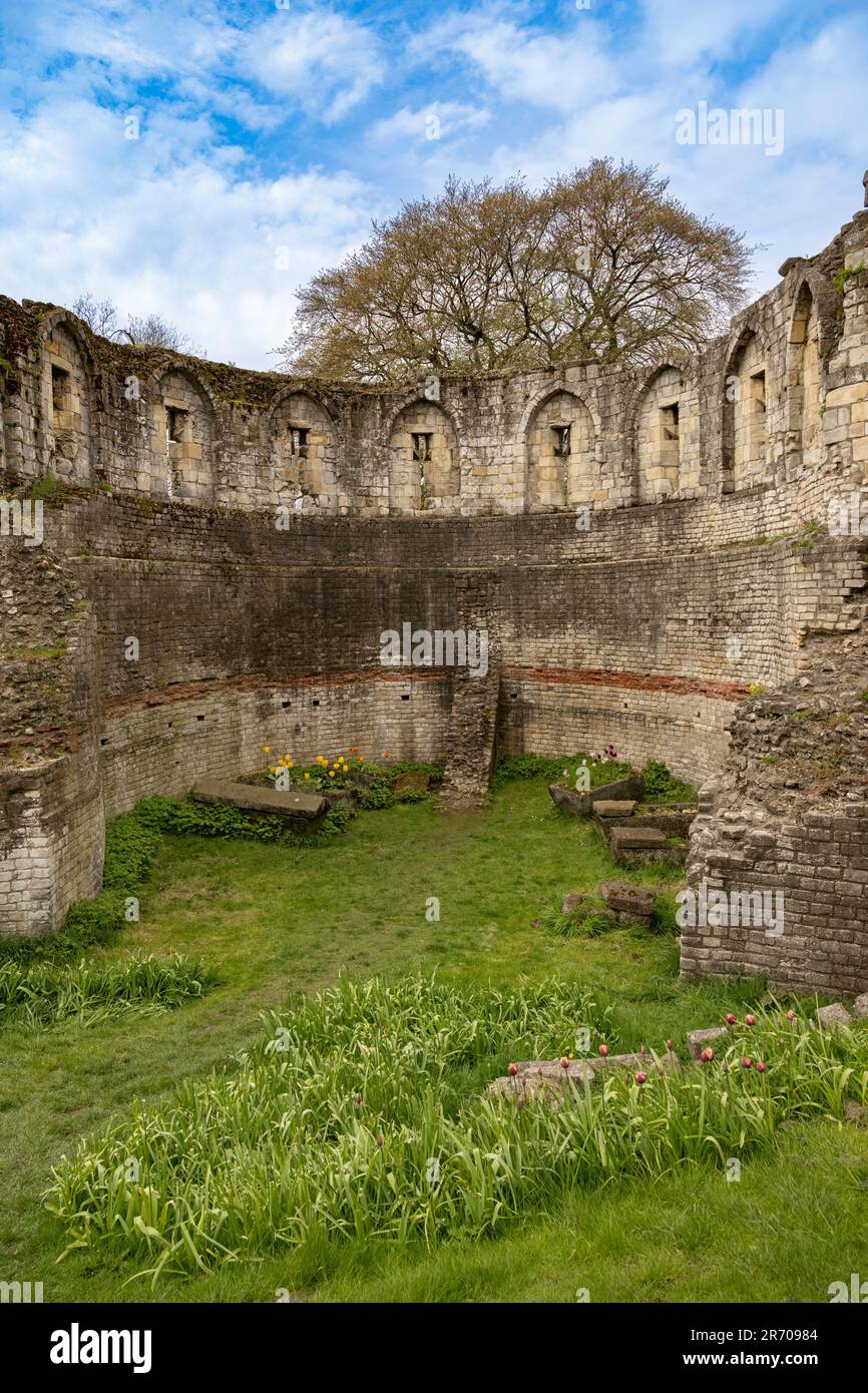 Vue intérieure de la tour Multanangle dans les jardins du musée, le meilleur exemple de vestiges romains debout à York, vu contre un ciel bleu. Banque D'Images