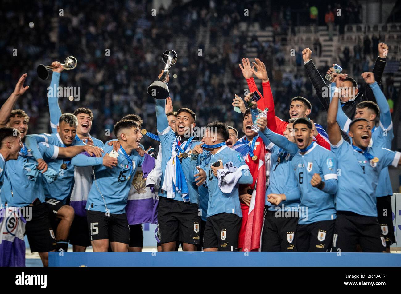 Les joueurs de l'Uruguay célèbrent avec le trophée champion lors du match final de la coupe du monde de la FIFA U-20 Argentine 2023 entre l'Italie et l'Uruguay à Estadio la Plata. (Photo de Manuel Cortina / SOPA Images / Sipa USA) Banque D'Images