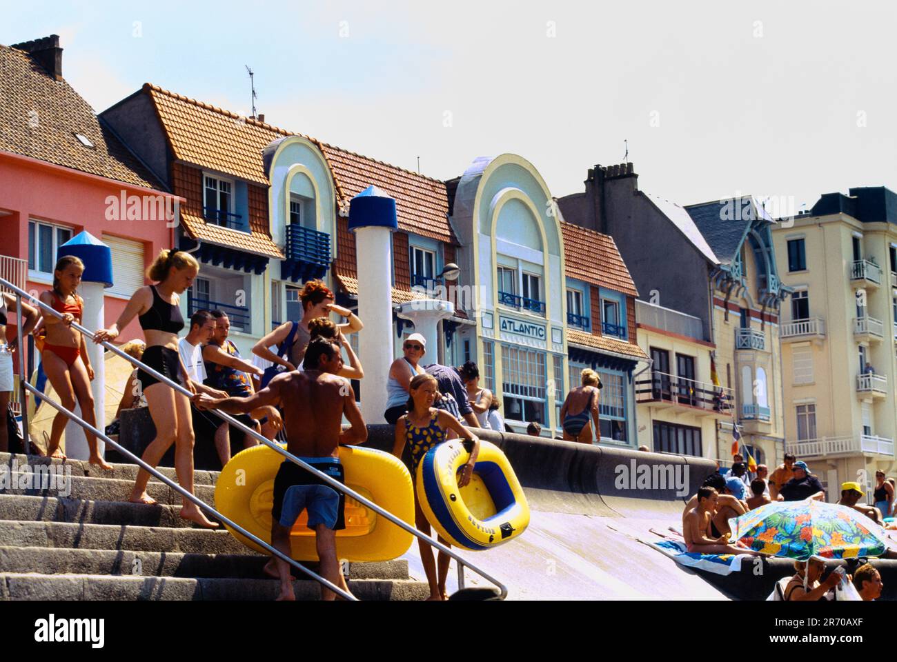 Wimereaux France Hôtels sur Atlantic Beach Front touristes avec des Dinghys gonflables Banque D'Images