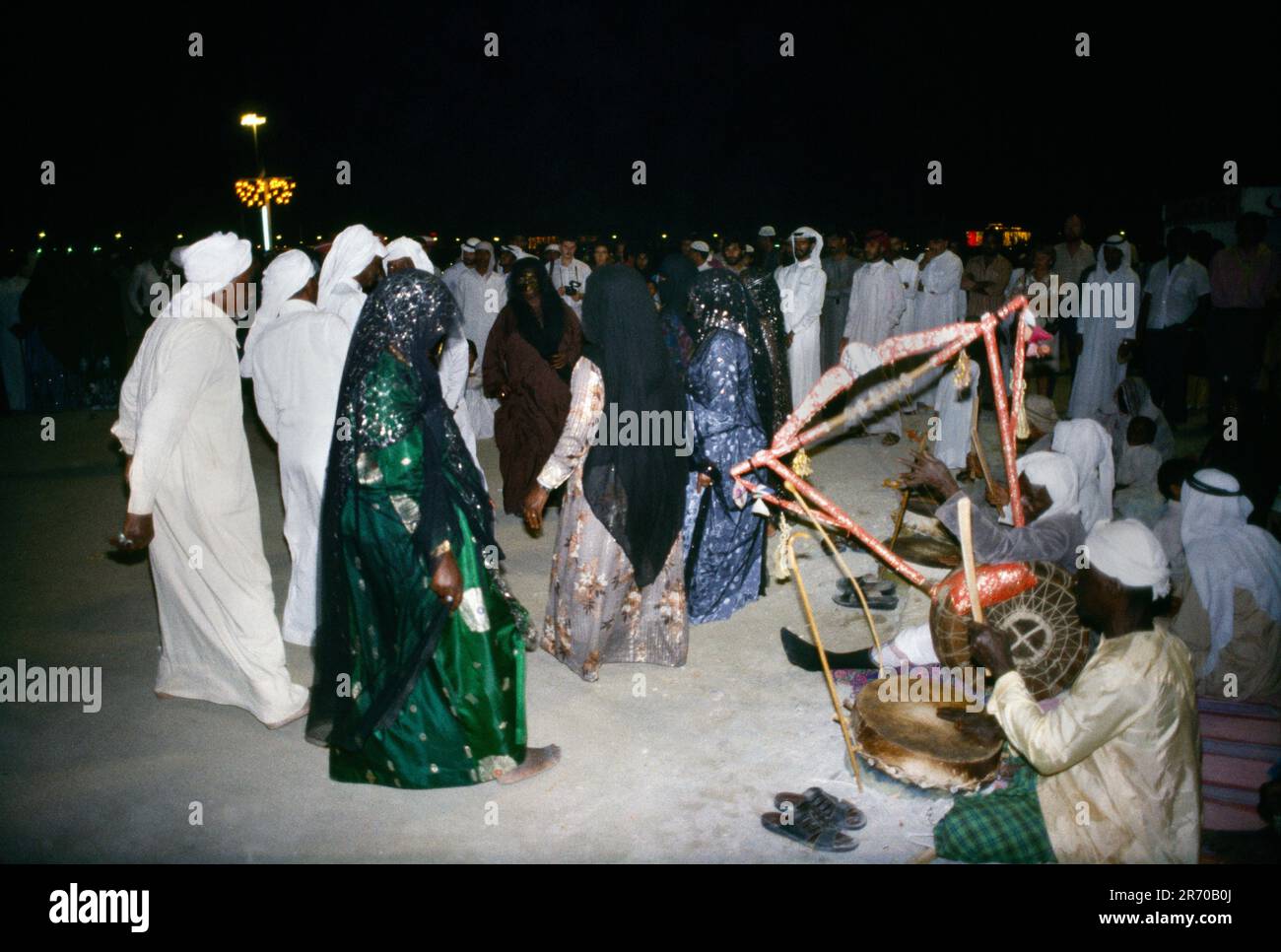 Dubai UAE Folk Dancing homme jouant instrument à cordes Kissar Banque D'Images