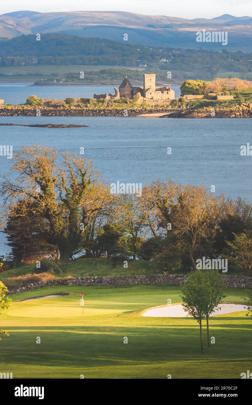 Vue panoramique sur le trou de golf côtier et le green et le Firth of Forth avec l'abbaye historique d'Inchcolm et les collines de Pentland depuis Fife, en Écosse Banque D'Images