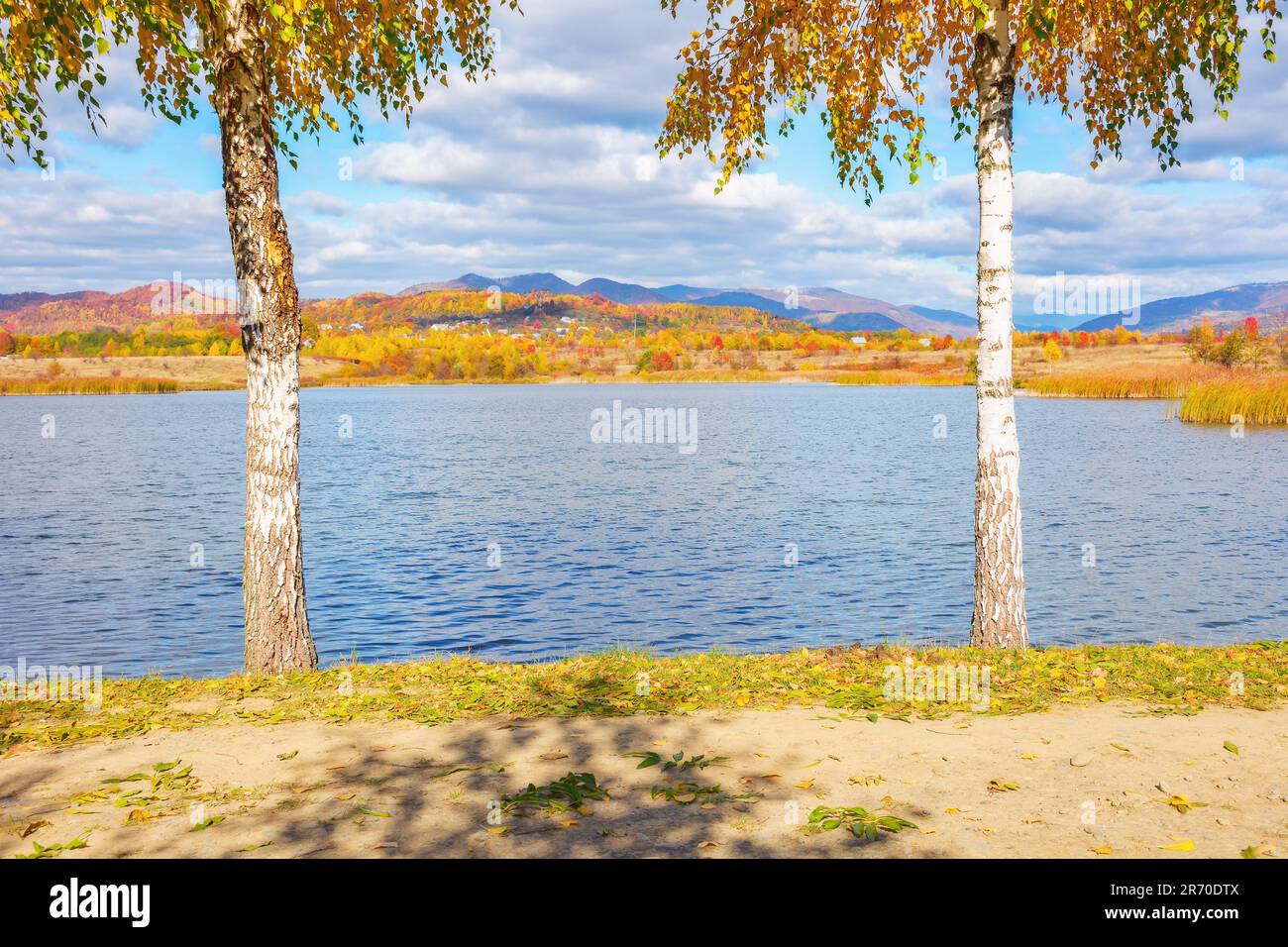 magnifique paysage d'automne avec lac calme. après-midi ensoleillé vue sur la campagne carpatique. magnifique paysage montagneux de transcarpacia, ukraine dans Banque D'Images