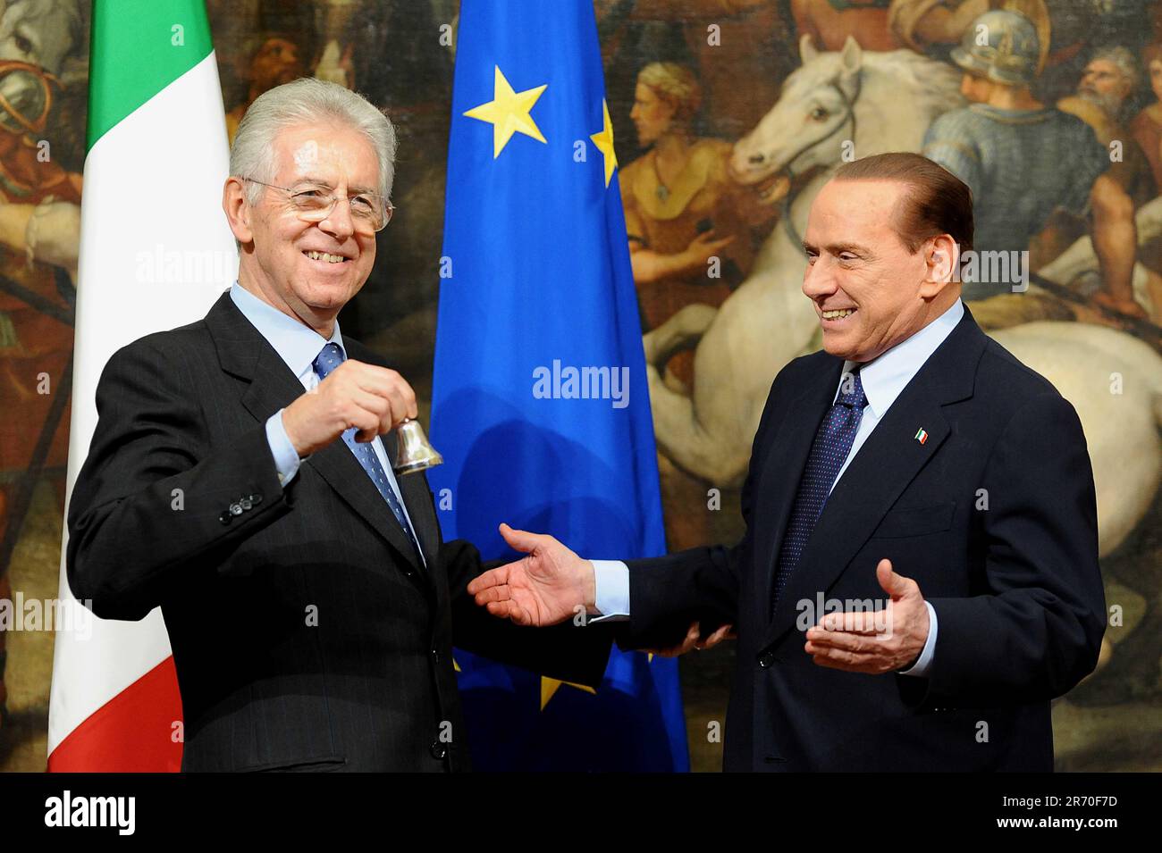 Roma, Italie. 16th décembre 2011. 2011 en Italie, un anno per immagini ---------------------- NOVEMBRE 16/11/2011 Roma, Palazzo Chigi - Passaggio di consegne tra Silvio Berlusconi e Mario Monti.Nella foto : Mario Monti Silvio Berlusconi crédit: Independent photo Agency/Alamy Live News Banque D'Images