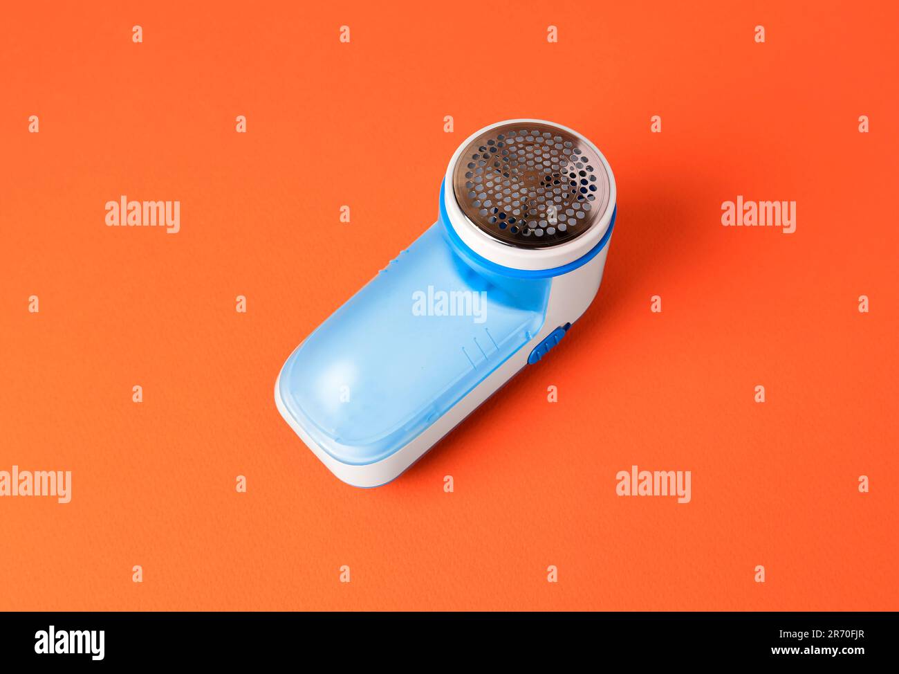 Rasoir en tissu sur fond orange, vue ci-dessus Banque D'Images