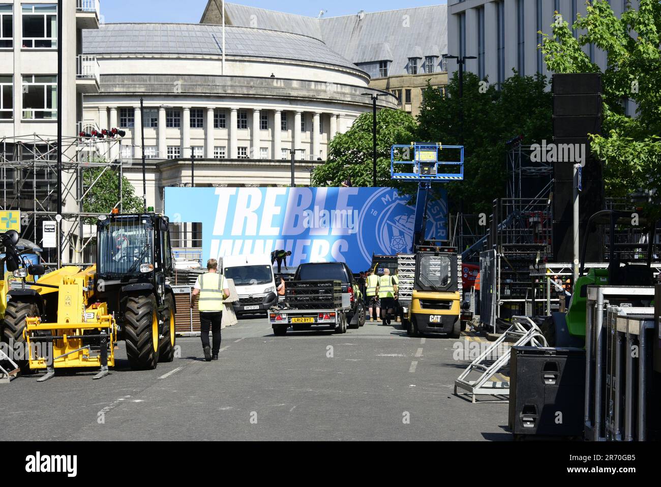 Manchester, Royaume-Uni. 12th juin 2023. Le Manchester City football Club est prêt à organiser une célébration après un défilé de bus à ciel ouvert dans le centre de Manchester, au Royaume-Uni, pour marquer la victoire des aigus : la Premier League, la FA Cup et la Champions League. Samedi, Man City a battu Inter Milan à Istanbul pour obtenir la victoire de la Ligue des Champions. La parade des bus à toit ouvert traversera le centre-ville de Manchester et de grandes foules sont attendues pour encourager la victoire de leur équipe. Crédit : Terry Waller/Alay Live News Banque D'Images