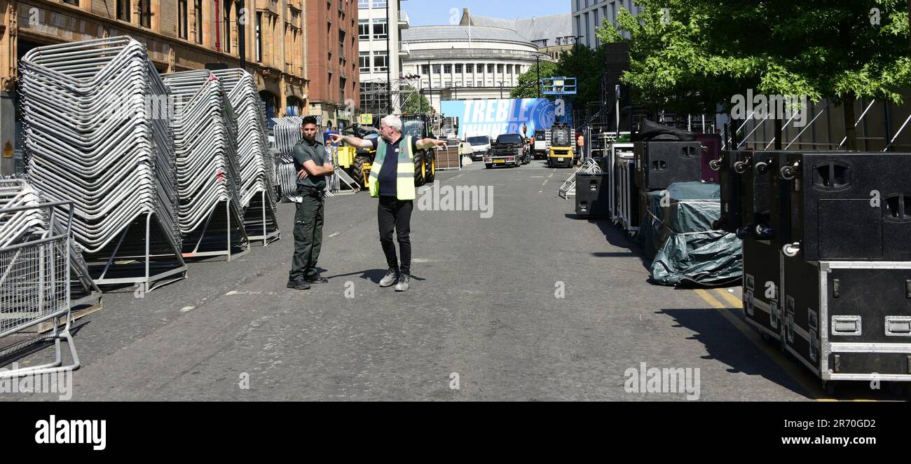 Manchester, Royaume-Uni. 12th juin 2023. Le Manchester City football Club est prêt à organiser une célébration après un défilé de bus à ciel ouvert dans le centre de Manchester, au Royaume-Uni, pour marquer la victoire des aigus : la Premier League, la FA Cup et la Champions League. Samedi, Man City a battu Inter Milan à Istanbul pour obtenir la victoire de la Ligue des Champions. La parade des bus à toit ouvert traversera le centre-ville de Manchester et de grandes foules sont attendues pour encourager la victoire de leur équipe. Crédit : Terry Waller/Alay Live News Banque D'Images