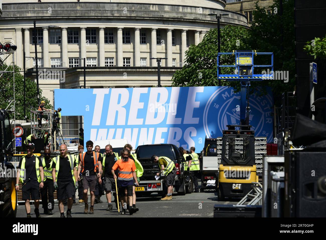 Manchester, Royaume-Uni. 12th juin 2023. Le Manchester City football Club est prêt à organiser une célébration après un défilé de bus à ciel ouvert dans le centre de Manchester, au Royaume-Uni, pour marquer la victoire des aigus : la Premier League, la FA Cup et la Champions League. Samedi, Man City a battu Inter Milan à Istanbul pour obtenir la victoire de la Ligue des Champions. La parade des bus à toit ouvert traversera le centre-ville de Manchester et de grandes foules sont attendues pour encourager la victoire de leur équipe. Crédit : Terry Waller/Alay Live News Banque D'Images