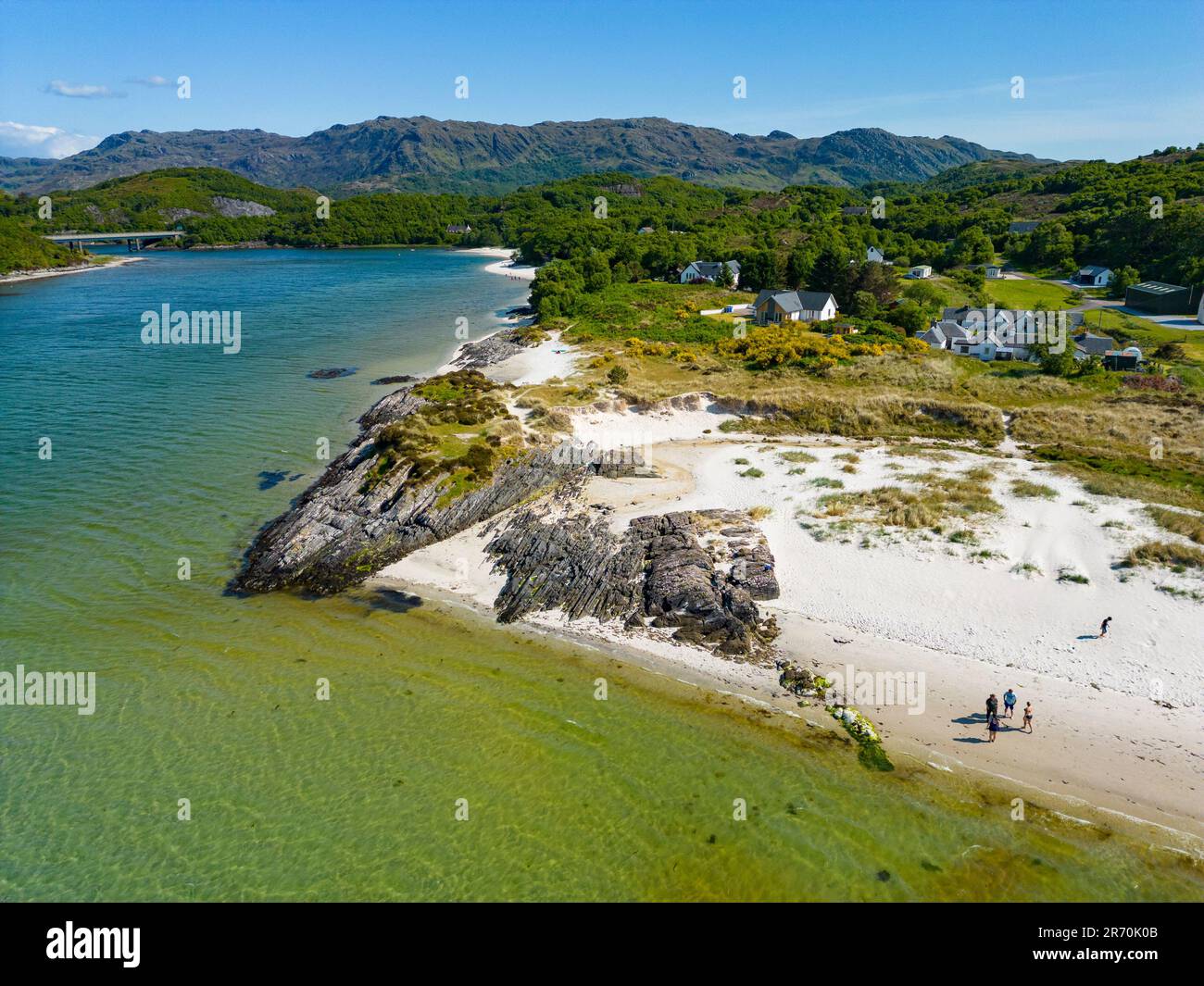 Vue aérienne depuis le drone de la plage sur la rivière Morar à Morar Bay, l'un des sables d'argent de Morar à Lochaber, Scottish Highlands, Écosse, Royaume-Uni Banque D'Images