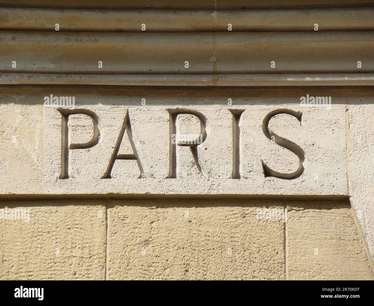 Un gros plan de l'inscription DE PARIS sur un mur en pierre en France Banque D'Images