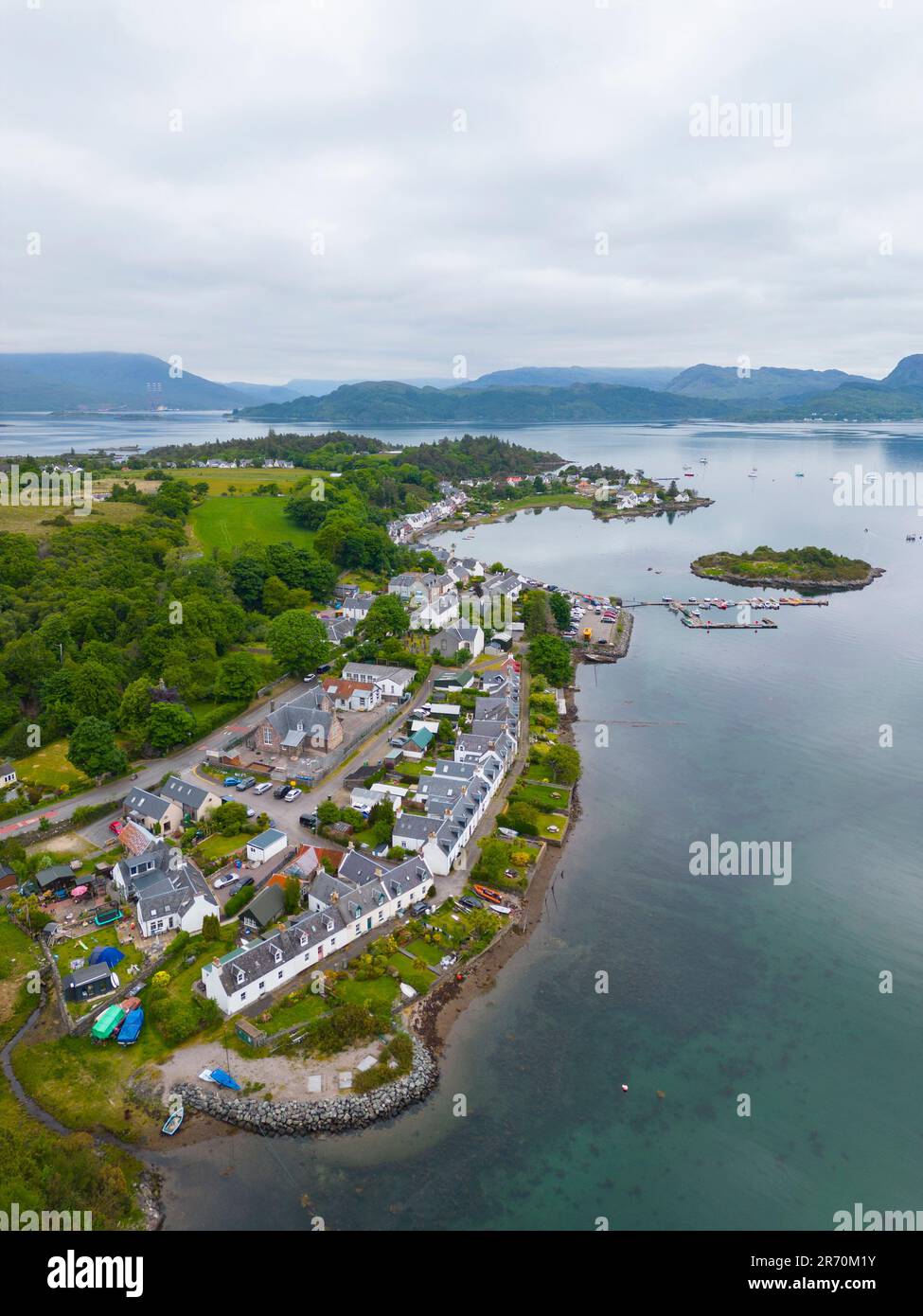 Vue aérienne du drone du village de Plockton, Wester Ross, Écosse, Royaume-Uni Banque D'Images