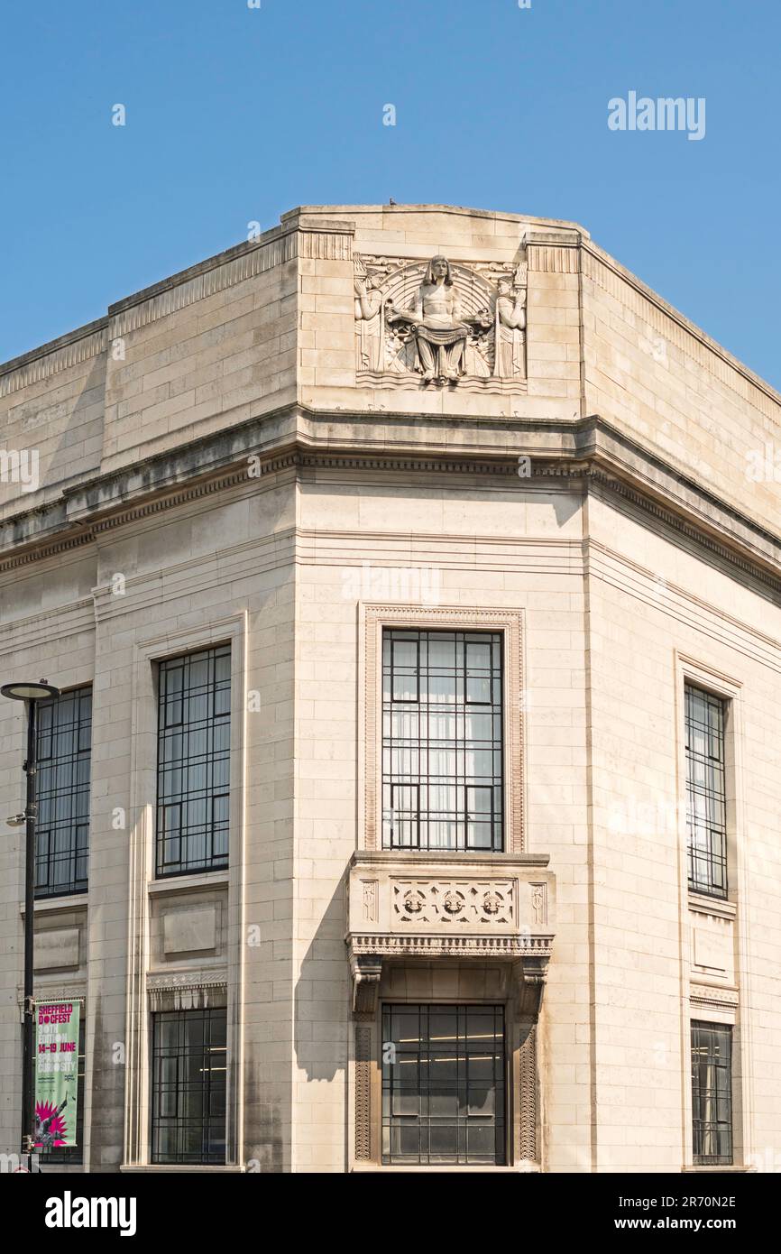 Vue détaillée du bâtiment de la bibliothèque de Sheffield City montrant la sculpture sculptée par Alfred et William Tory Banque D'Images