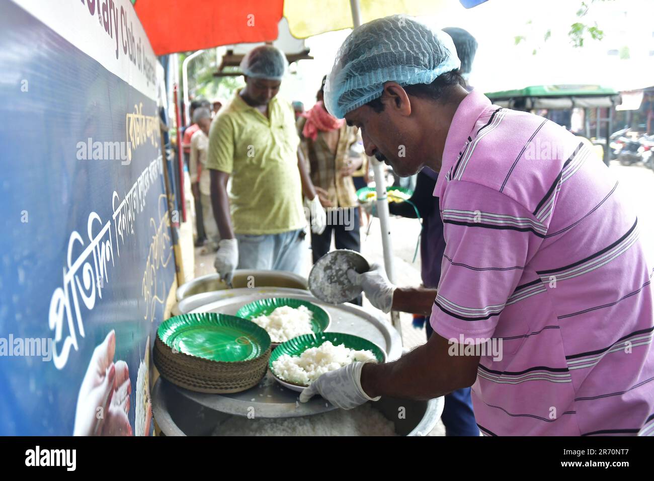 Les travailleurs sociaux distribuent de la nourriture lors de la Journée mondiale de la sécurité alimentaire organisée par le Club Rotary d'Agartala. Tripura, Inde. Banque D'Images