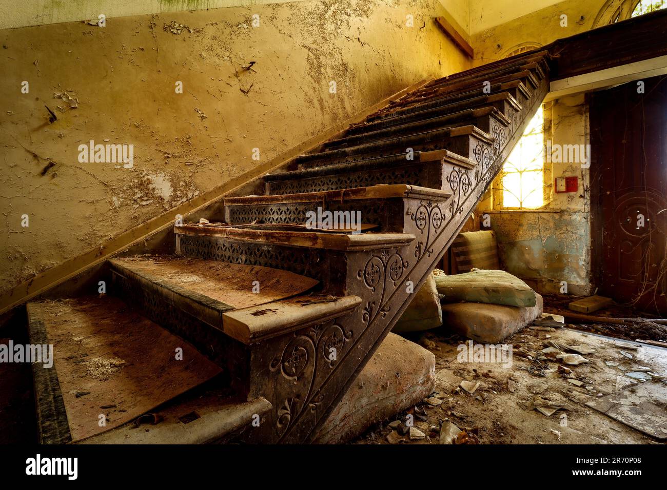 bel ancien escalier dans un vieux château Banque D'Images