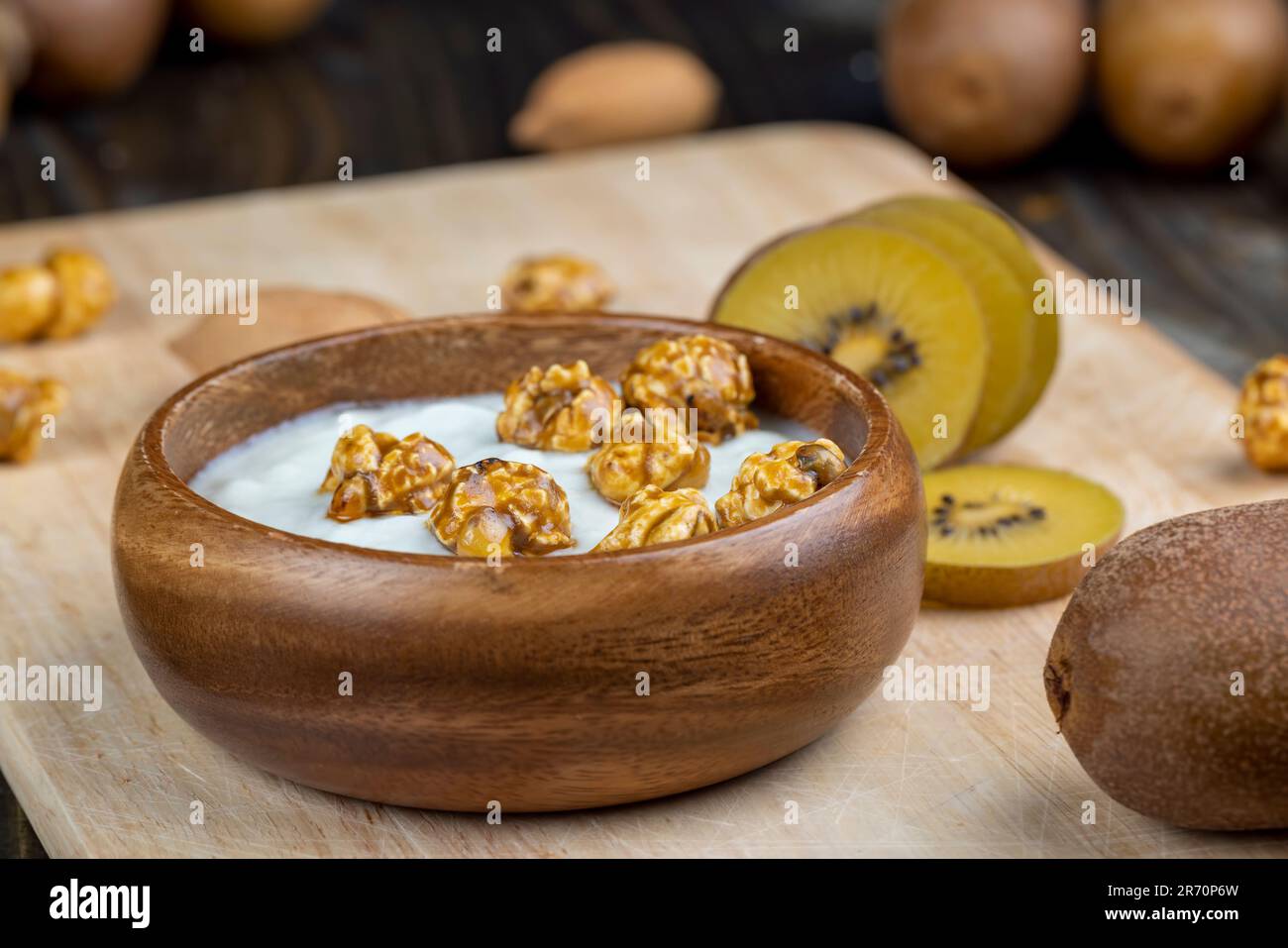 yaourt frais au goût de kiwi et avec des morceaux de fruits et de pop
