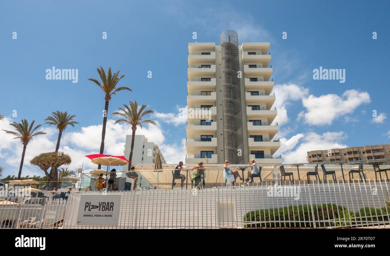 Les gens au Bar café, terrasse de l'Hôtel, Torremolinos, Espagne. Banque D'Images