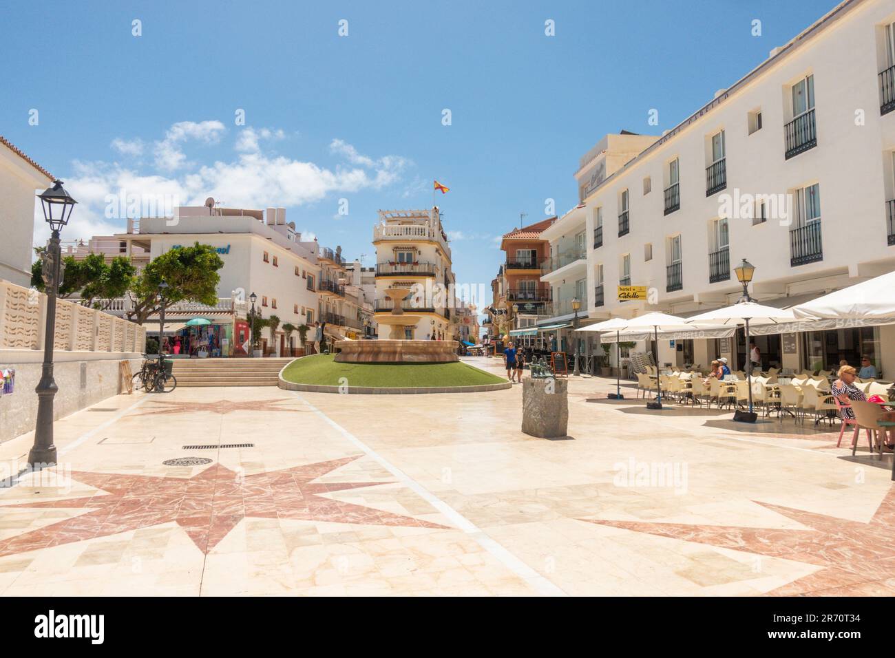 Place sur une chaude journée à Carihuela avec des restaurants et des bars, Torremolinos, Costa del sol, Espagne. Banque D'Images