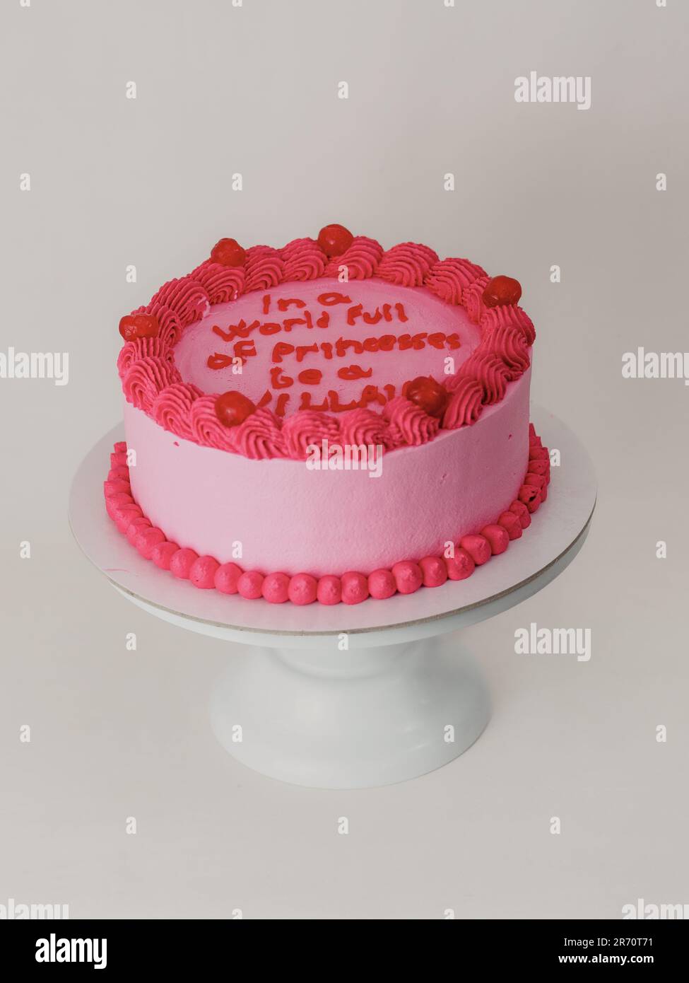Gâteau de glaçage rose dépoli avec surmatelas amusant. Gâteau de fête.  Humour dans le concept alimentaire. Soyez fort, soyez mauvais Photo Stock -  Alamy