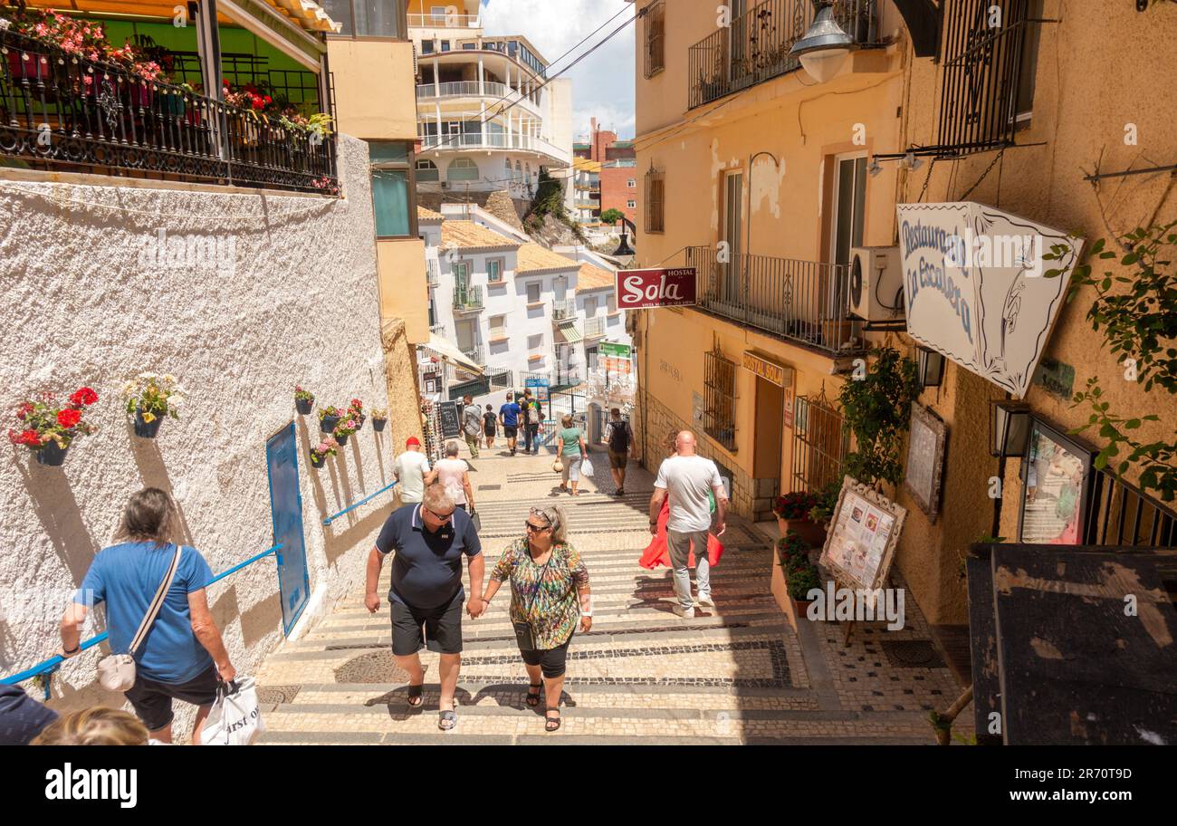 Rues sinueuses avec boutiques de souvenirs dans la vieille ville de Torremolinos, Costa del sol, Andalousie, Espagne. Banque D'Images