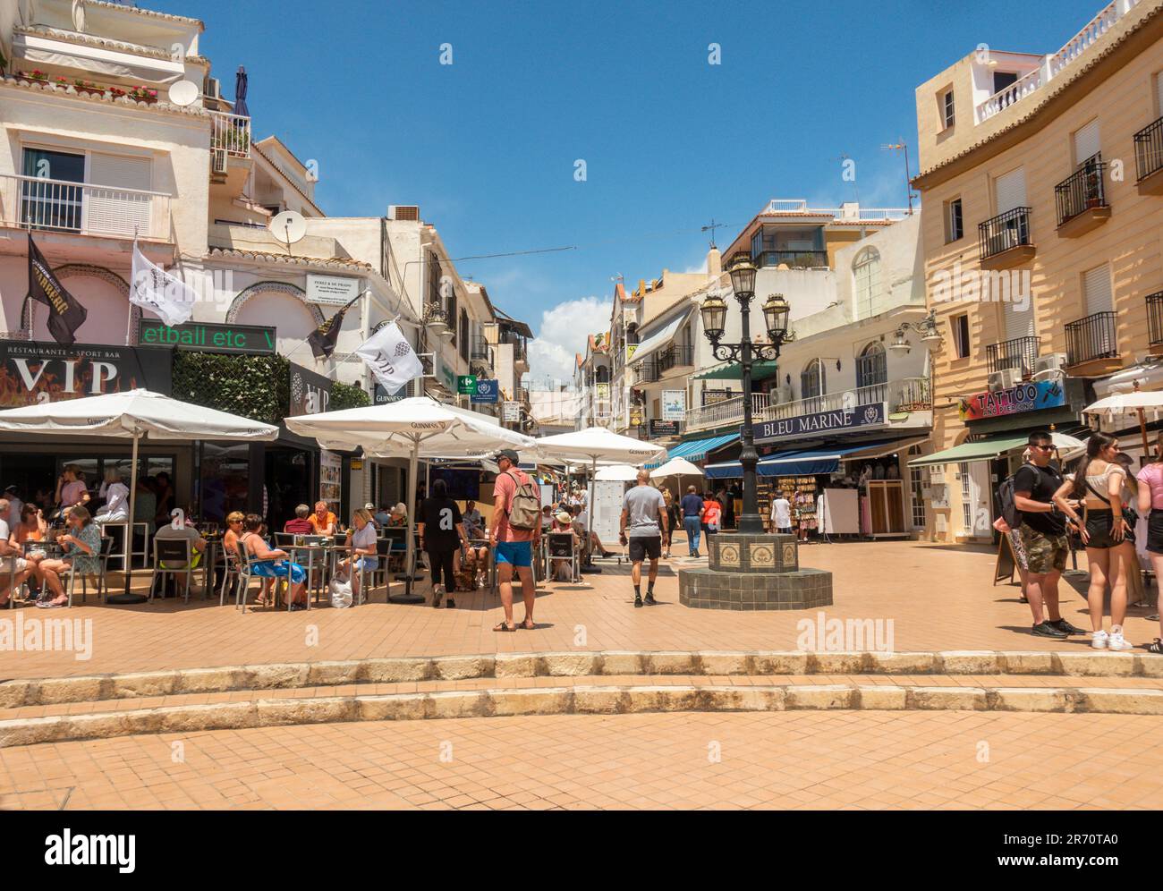 Touristes sur les terrasses dans le centre de la vieille ville de Torremolinos, Costa del sol, Andalousie, Espagne. Banque D'Images