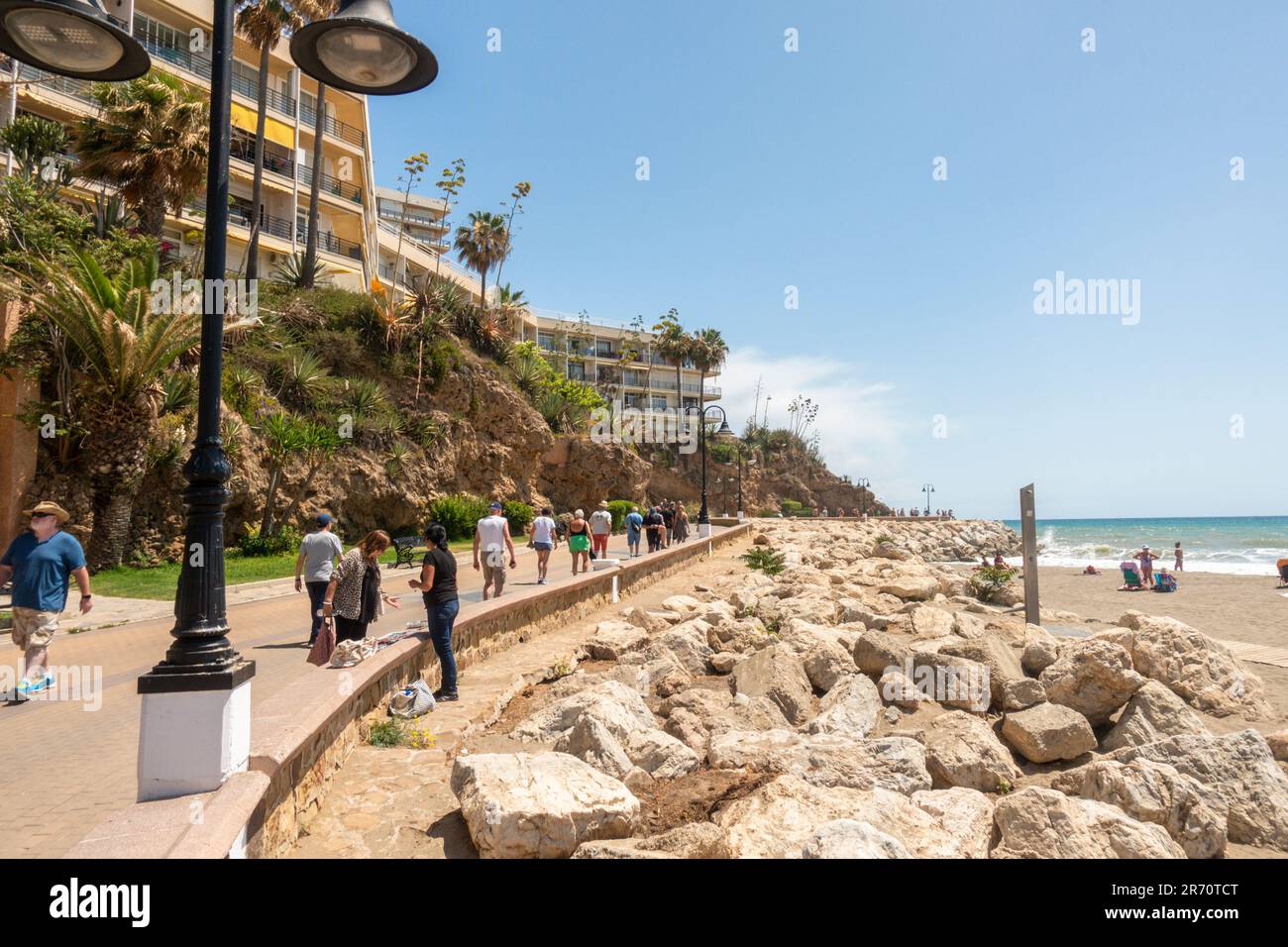 Passerelle avec hôtels à côté de la plage en été, Benalmadena Costa, Costa del sol, Andalousie, Espagne. Banque D'Images