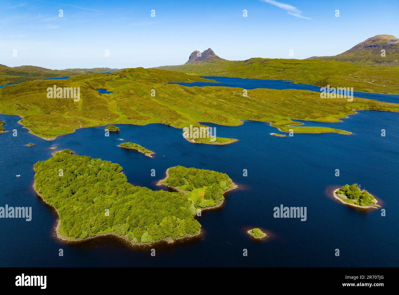 Vue aérienne vers Suilven depuis l'île Eilean na Gartaig sur le Cam Loch à Elphin, Assynt, Scottish Highlands, Écosse, Royaume-Uni Banque D'Images