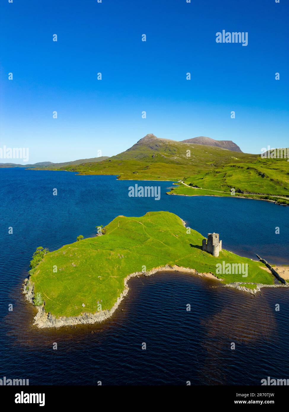 Vue aérienne du drone du château d'Ardvreck sur la route North Coast 500 à Loch Assynt, Scottish Highlands, Écosse, Royaume-Uni Banque D'Images