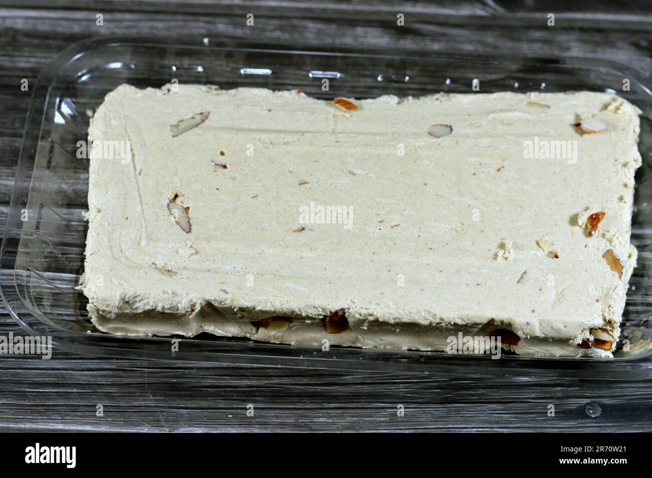 Tahini halva traditionnel avec des amandes ou Halawa Tahiniya, les principaux ingrédients de