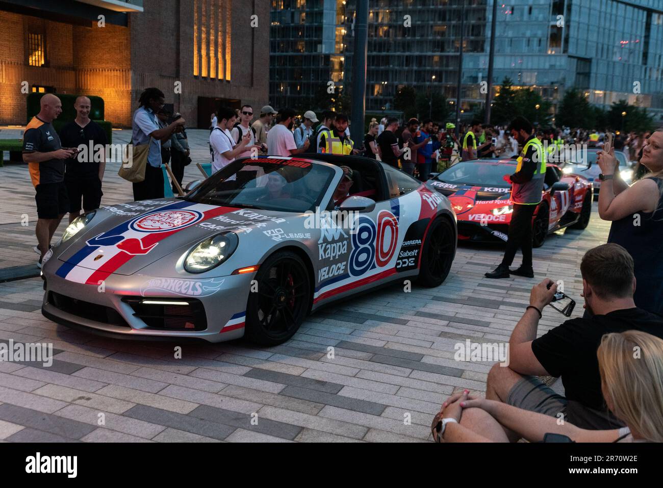 Rallye de voitures de grande puissance Gumball 3000 en visite à la station électrique de Battersea, Londres, Royaume-Uni. Une voiture chère est à l'affiche des passionnés de voitures. Porsche 911 Targa Banque D'Images