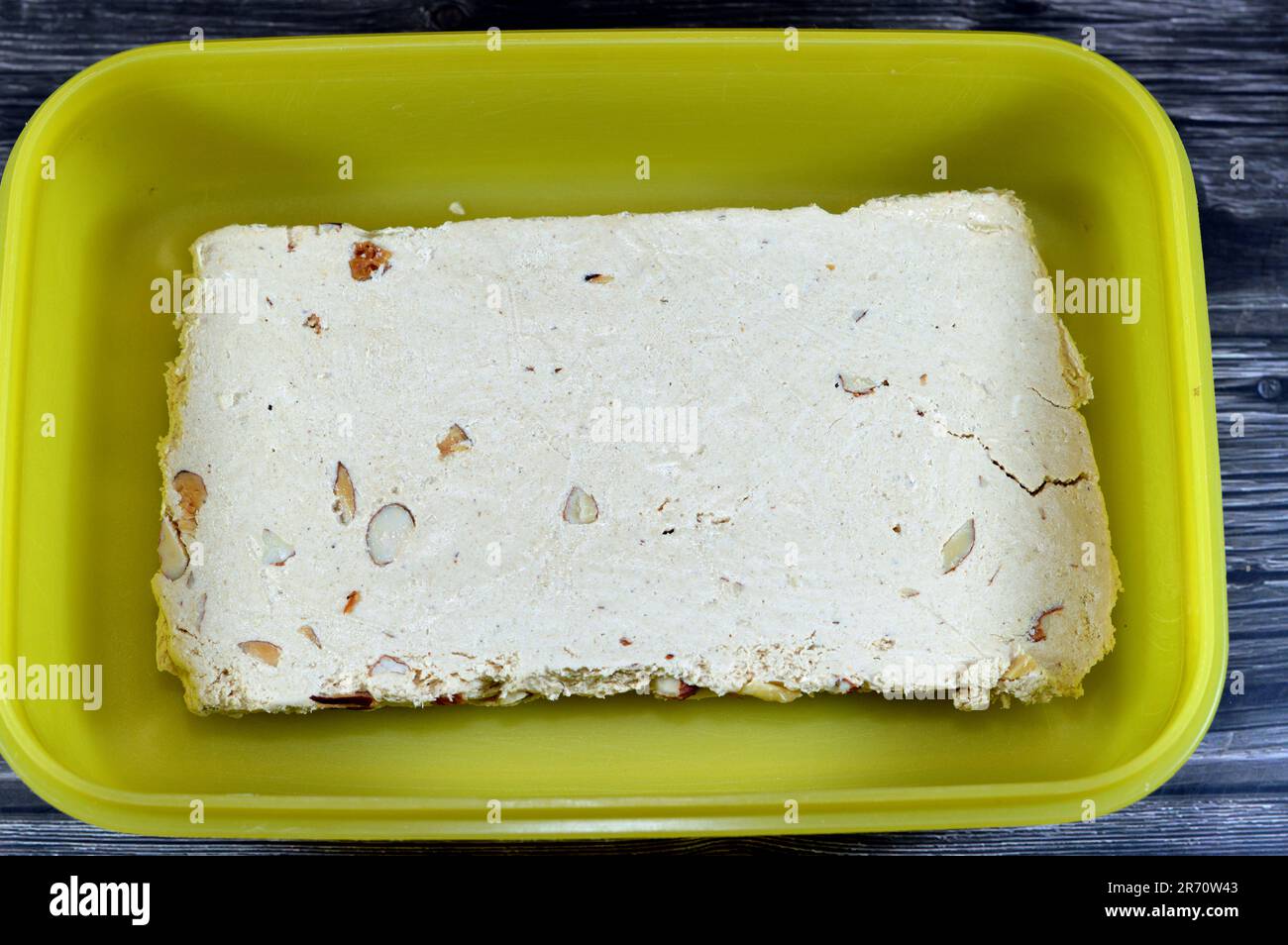 Tahini halva traditionnel avec des amandes ou Halawa Tahiniya, les principaux ingrédients de