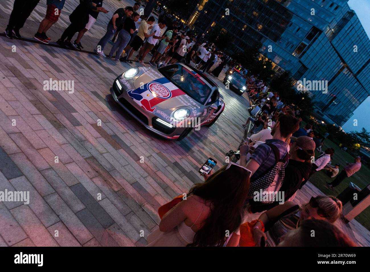 Rallye de voitures de grande puissance Gumball 3000 en visite à la station électrique de Battersea, Londres, Royaume-Uni. Une voiture chère est à l'affiche des passionnés de voitures. Porsche 911 Turbo Banque D'Images