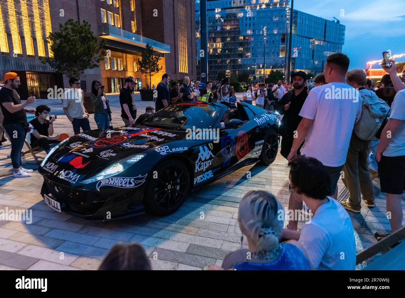 Rallye de voitures de grande puissance Gumball 3000 en visite à la station électrique de Battersea, à Londres. Une voiture chère est à l'affiche des passionnés de voitures. Ferrari 812 Superfast Banque D'Images