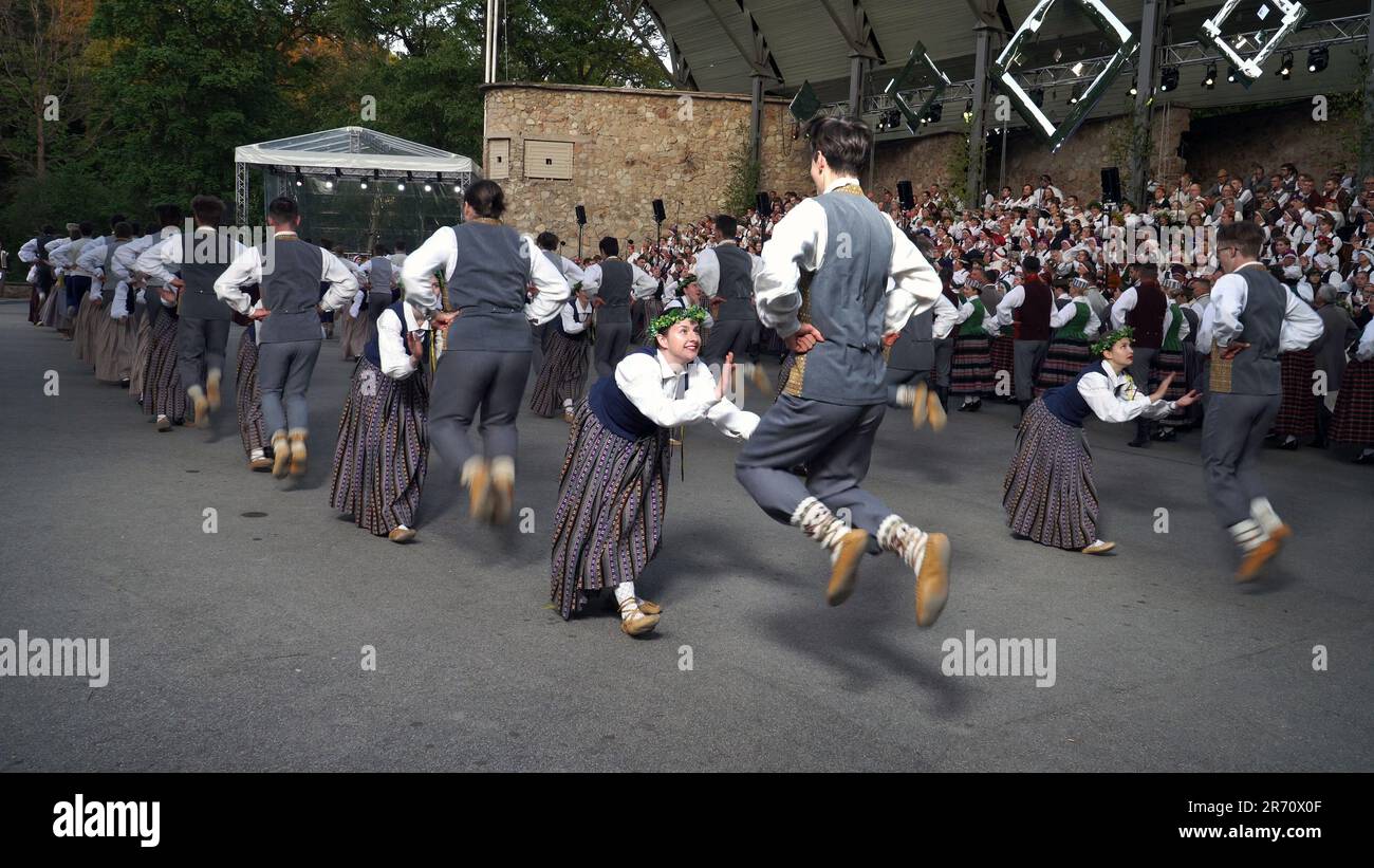 Dobele, Lettonie - 27 mai 2023. La joyeuse performance de danse folklorique dynamique de jeunes danseurs au XXVII Festival national de la chanson lettone et de la danse XVII Banque D'Images