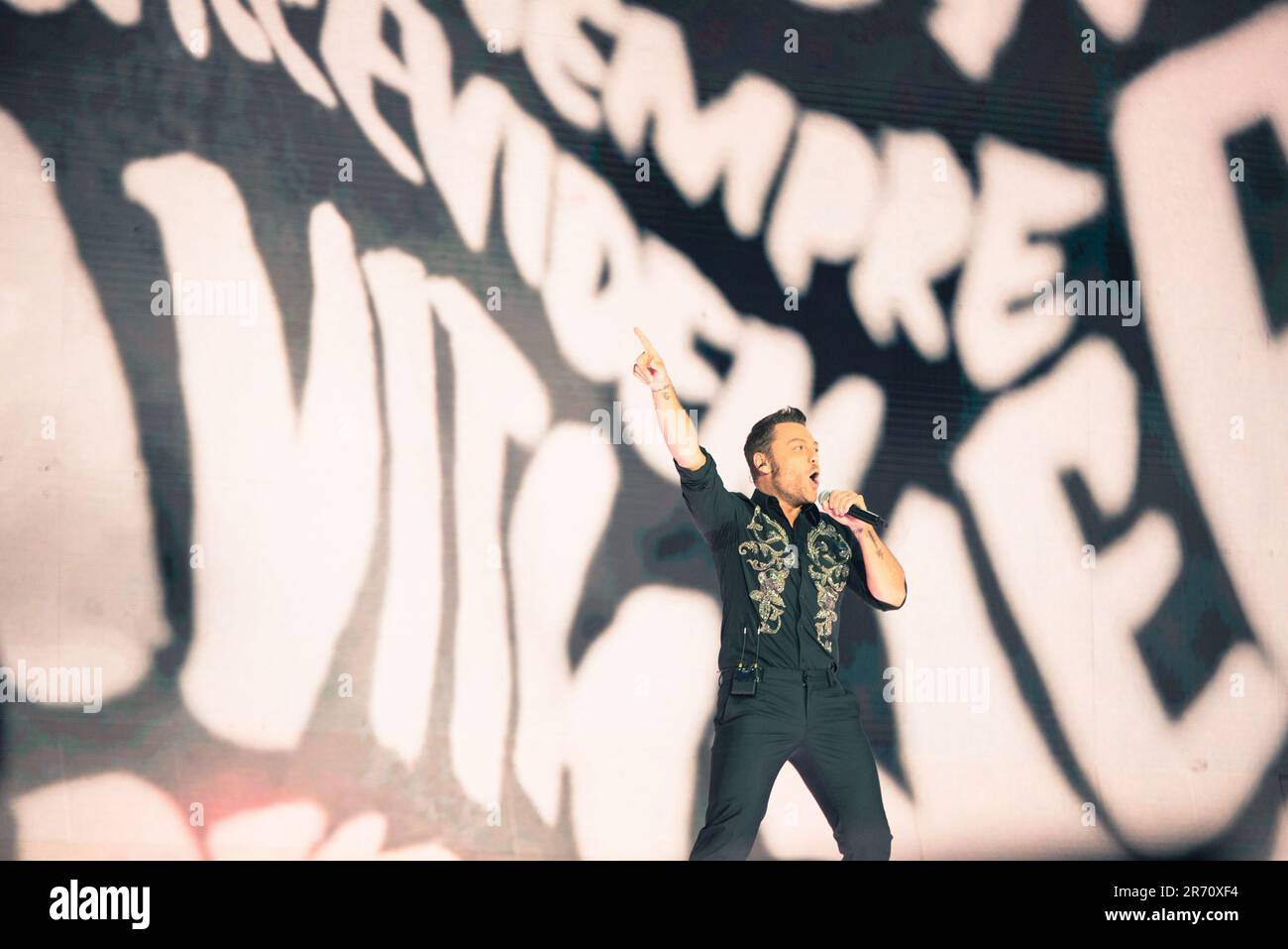 Turin, Italie. 10 giugno 2023. Le chanteur italien Tiziano Ferro se produit en direct sur la scène du Stadio Grande Torino. Crédit: Andrea Pinna Banque D'Images