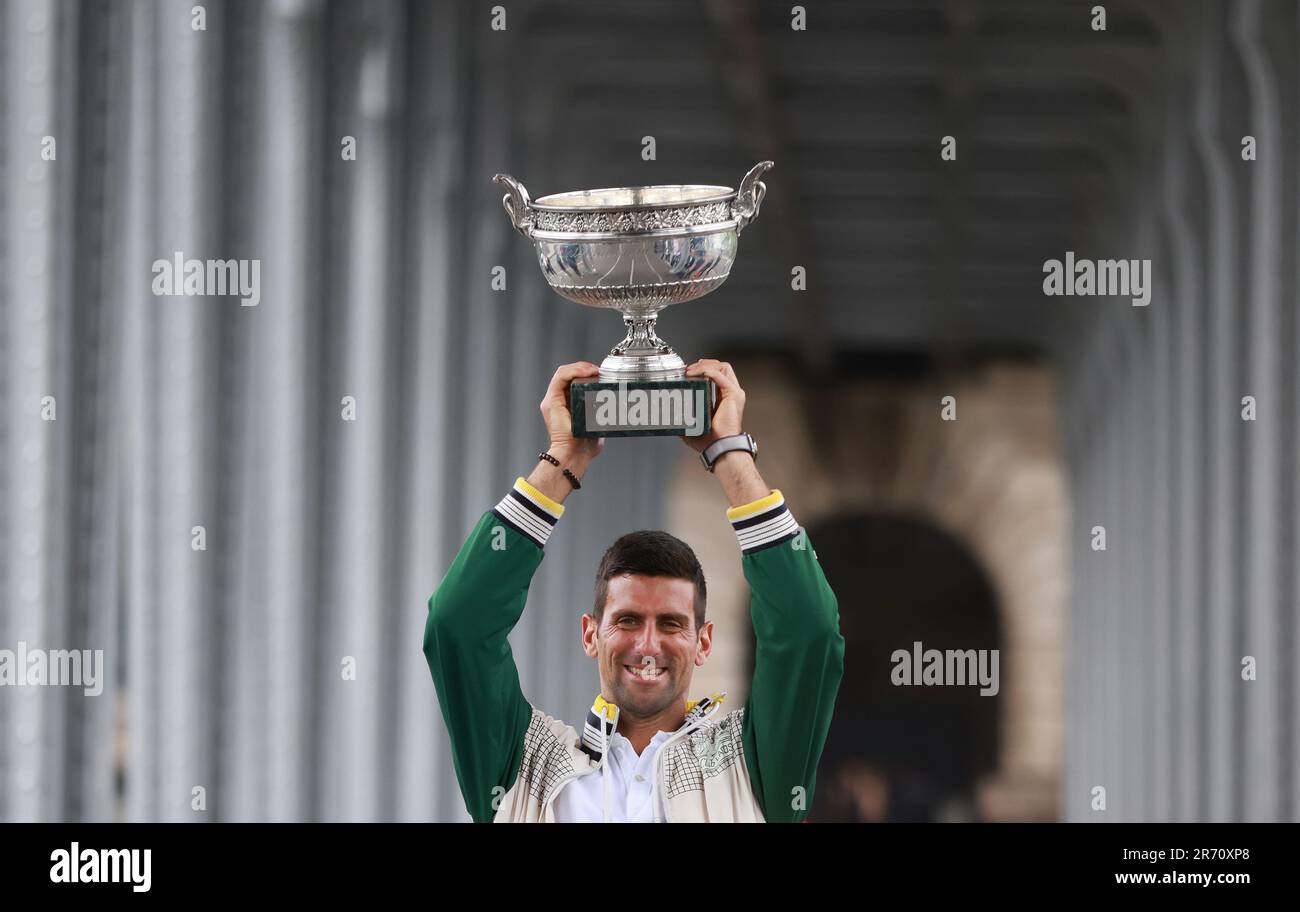 Paris, France. 12th juin 2023. Novak Djokovic de Serbie pose avec le Trophée des mousquetaires lors d'une séance photo un jour après avoir remporté la finale des célibataires hommes au tournoi de tennis ouvert à Paris, France, 12 juin 2023. Credit: Gao Jing/Xinhua/Alamy Live News Banque D'Images