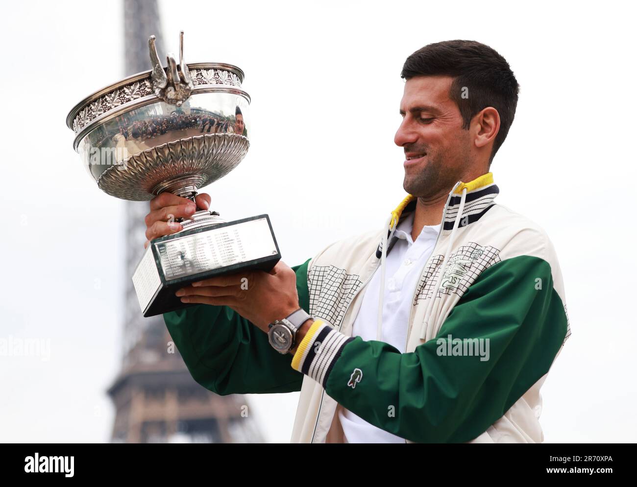 Paris, France. 12th juin 2023. Novak Djokovic de Serbie pose avec le Trophée des mousquetaires lors d'une séance photo un jour après avoir remporté la finale des célibataires hommes au tournoi de tennis ouvert à Paris, France, 12 juin 2023. Credit: Gao Jing/Xinhua/Alamy Live News Banque D'Images