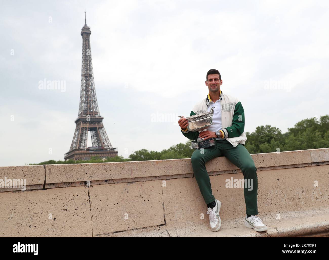 Paris, France. 12th juin 2023. Novak Djokovic de Serbie pose avec le Trophée des mousquetaires lors d'une séance photo un jour après avoir remporté la finale des célibataires hommes au tournoi de tennis ouvert à Paris, France, 12 juin 2023. Credit: Gao Jing/Xinhua/Alamy Live News Banque D'Images