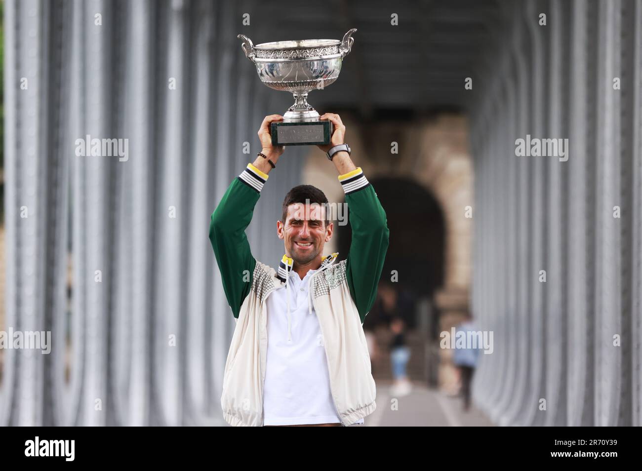 Paris, France. 12th juin 2023. Novak Djokovic de Serbie pose avec le Trophée des mousquetaires lors d'une séance photo un jour après avoir remporté la finale des célibataires hommes au tournoi de tennis ouvert à Paris, France, 12 juin 2023. Credit: Gao Jing/Xinhua/Alamy Live News Banque D'Images