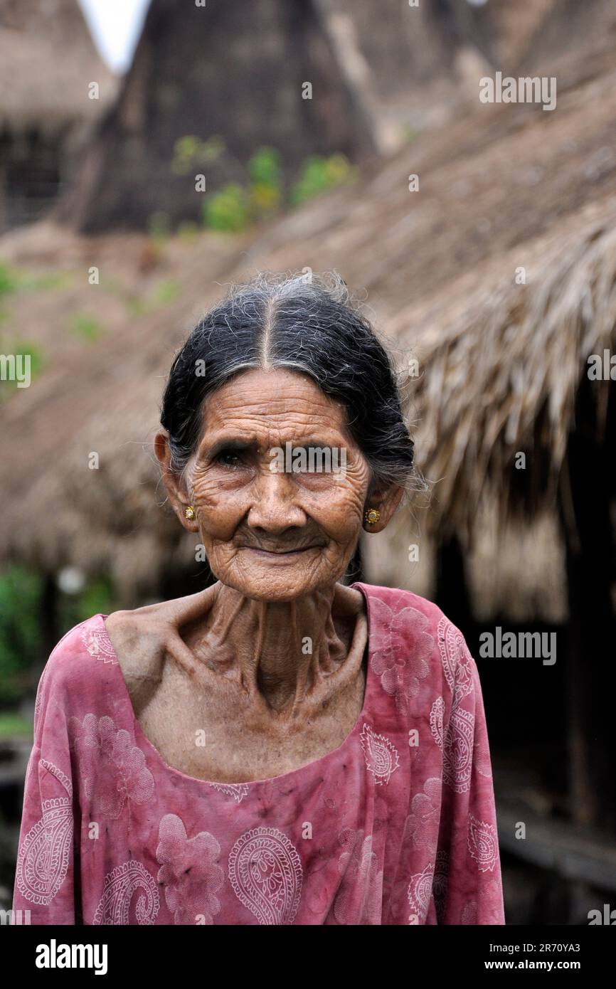 Indonésie. Île de Sumba. village de tarung. vieille femme Banque D'Images