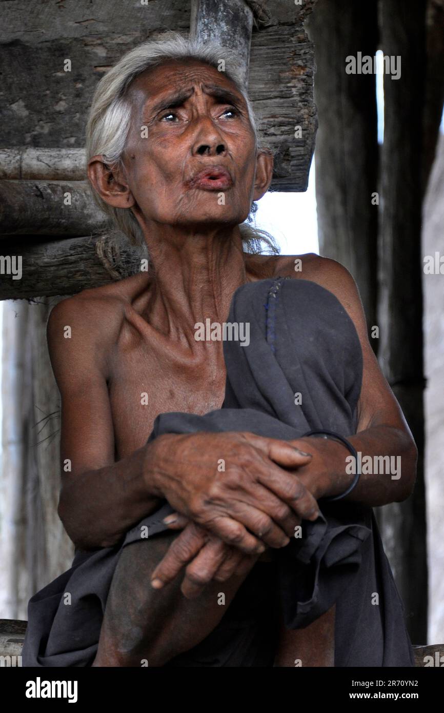 Indonésie. Île de Sumba. Village de Desang. vieille femme Banque D'Images