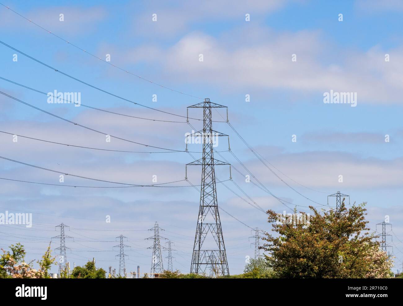 Pylônes d'électricité et lignes électriques aériennes à la sous-station de National Grid Salthome à Stockton-on-Tees, vue dans un ciel bleu. ROYAUME-UNI. Banque D'Images